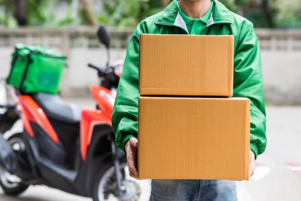 Differenza tra corriere e pony express: quale metodo di spedizione scegliere?